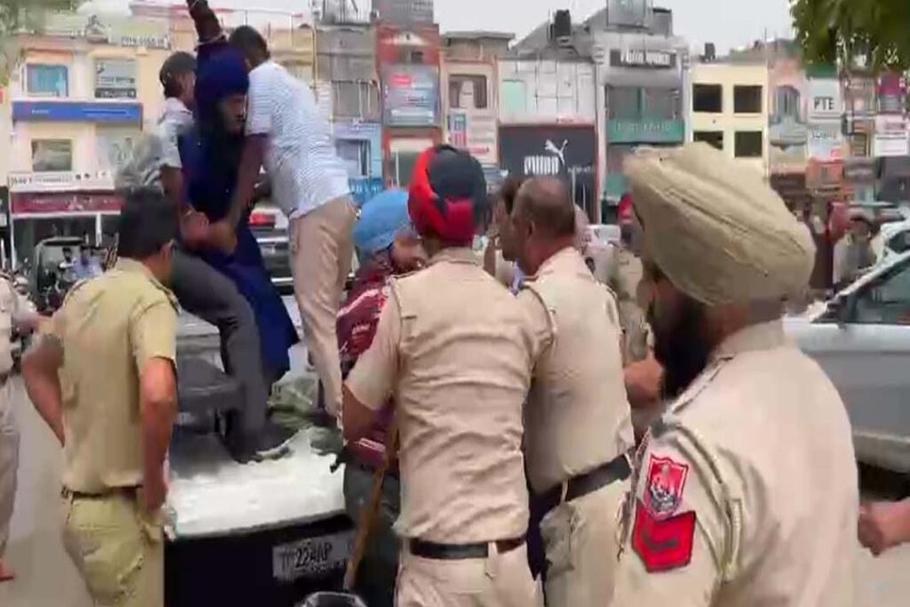 Nihang Singhs attacked the police: 