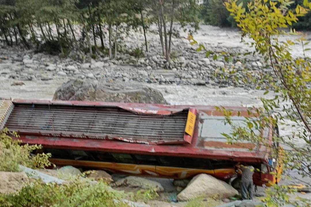 A bus full of passengers fell into the Beas river, dozens of people injured