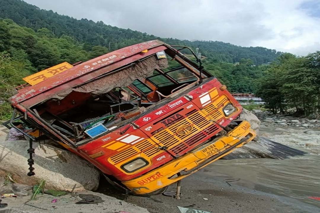 A bus full of passengers fell into the Beas river, dozens of people injured