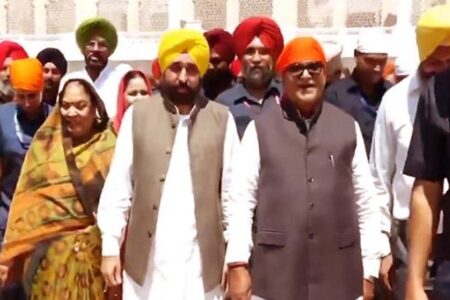 CM Mann and Governor Kataria bowed down to Shri Harmandir Sahib