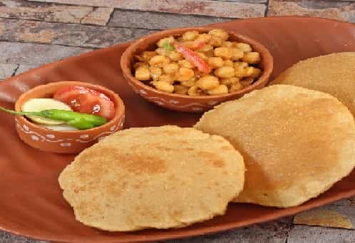 पूरी-चने खाने वालों जरा ध्यान से खाए, कही आप भी ना खा ले मरा हुआ काकरोच, जानिए पूरा मामला