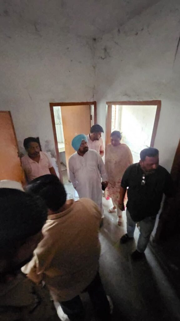 ट्रस्ट चेयरपर्सन थियारा ने 50 फ्लैटों पर कब्जा लेने का आदेश दिया, लतीफपुरा के लोगों को मिलने बुलाया 