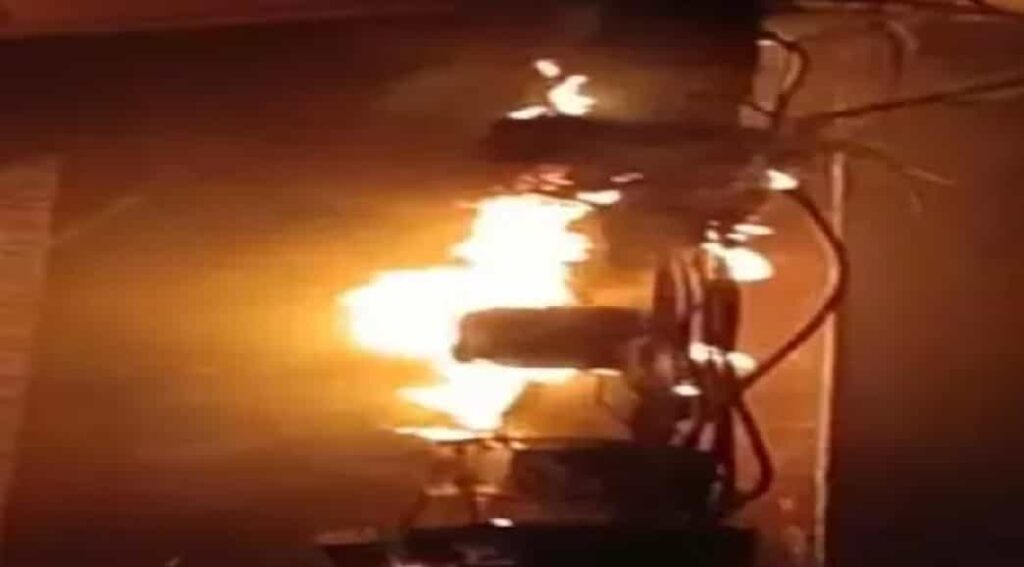 बिजली मीटरों के बक्से में लगी आग, जानिए पूरा मामला