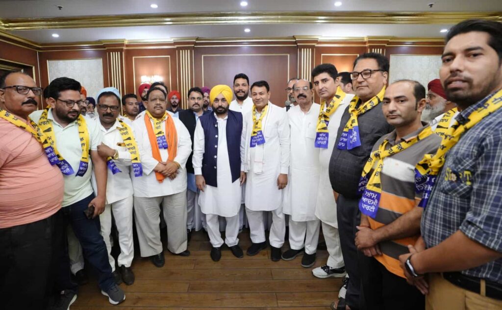 जालंधर वेस्ट में कांग्रेस और भाजपा को झटका, कई नेता आम आदमी पार्टी में शामिल :  मोहिंदर भगत
