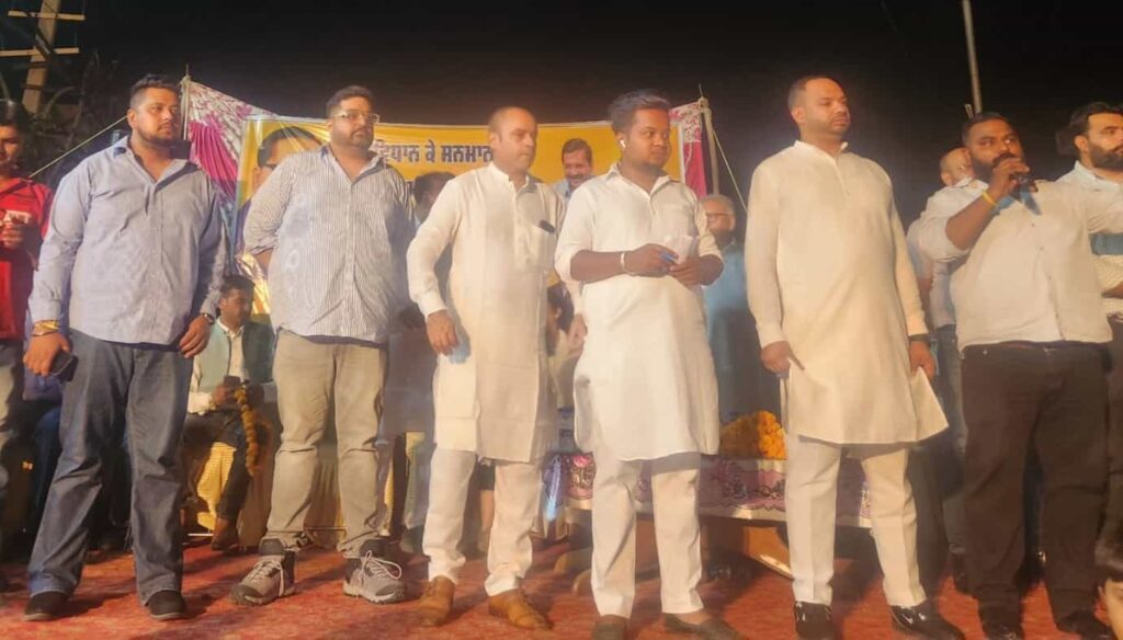 ਅੱਜ ਬੂਟਾ ਮੰਡੀ ਵਿੱਚ Pawan Tinu ਦੇ ਹੱਕ ਵਿੱਚ ਇਕ ਵਿਸ਼ਾਲ ਮੀਟਿੰਗ ਰੱਖੀ ਗਈ ਤੇ ਹਜਾਰਾ ਦੀ ਗਿਣਤੀ ਵਿੱਚ ਪਹੁੰਚੇ ਲੋਕ |  ਅੱਜ ਕਈ ਮੀਟਿੰਗਾ ਤੋਹ ਜਾਦਾ ਇਸ ਮੀਟਿੰਗ ਵਿੱਚ ਦੇਖਿਆ ਗਿਆ ਇਕੱਠ | ਇਹ ਇਕੱਠ Deepak Mittal, Akshay Bablu, Veer Kaler, Narinder ਕੁਮਾਰ, Sumit Luthra ( Shibu ) ਤੇ Sidharth Bawa ਵਲੋਂ ਕਿਤਾ ਗਿਆ |  ਇਸ ਮੀਟਿੰਗ ਵਿੱਚ ਪਹੁੰਚੇ ਆਪ ਦੇ ਕਈ ਵੱਡੇ ਲੀਡਰ | ਤੇ ਰੱਖੇ ਆਪਣੇ ਵਿਚਾਰ |