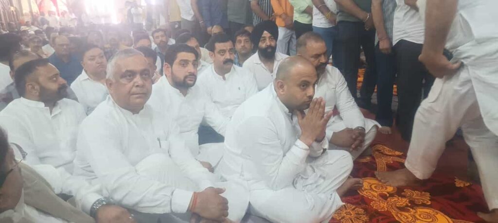 स्व. विनोद कुमार सरीन को सैकड़ों लोगों ने दी भावभीनी श्रद्धांजलि, जिला भाजपा महामंत्री अशोक सरीन हिक्की से दुख सांझा किया 