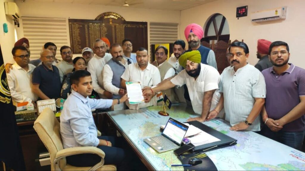 डीसी को मिल जालंधर शहरी भाजपा प्रतिनिधिमंडल ने सौंपा ज्ञापन: अवैध रूप से रह रहे पाकिस्तान के लोगों की शिनाख्त कर उन्हें वापिस भेजें 