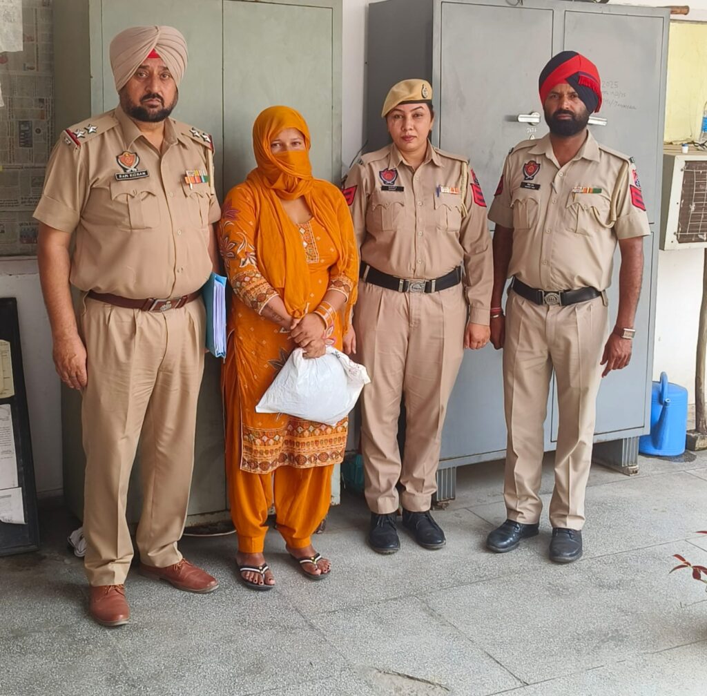 वायरल वीडियो से खुली पोल: सरपंच की बेटी नशा बेचते पकड़ी गई, 18 ग्राम हेरोइन के साथ गिरफ्तार