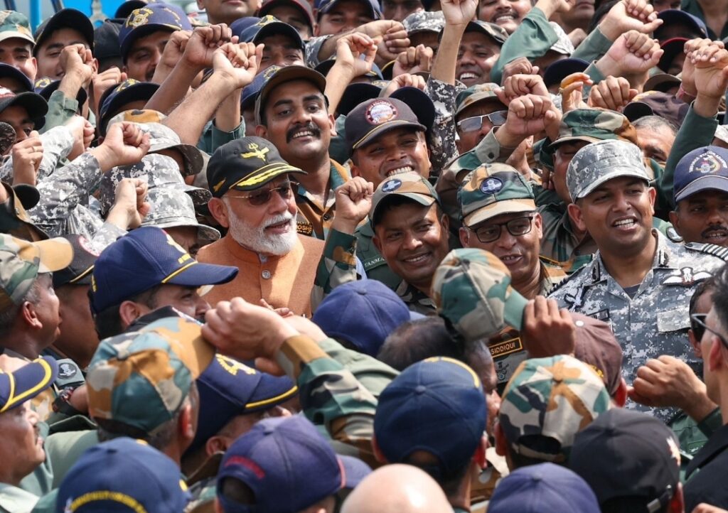 जालंधर: सेना के जवानों का हौंसला बढ़ाने आदमपुर एयरफोर्स स्टेशन पहुंचे पीएम मोदी ने, मुलाकात में लगे वंदे मातरम के नारे 