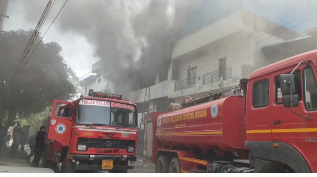 जालंधर की दो फैक्ट्रियों में भीषण आग, लाखों का नुकसान; गदईपुर और लेदर कॉम्प्लेक्स में धुएं के गुबार से हड़कंप