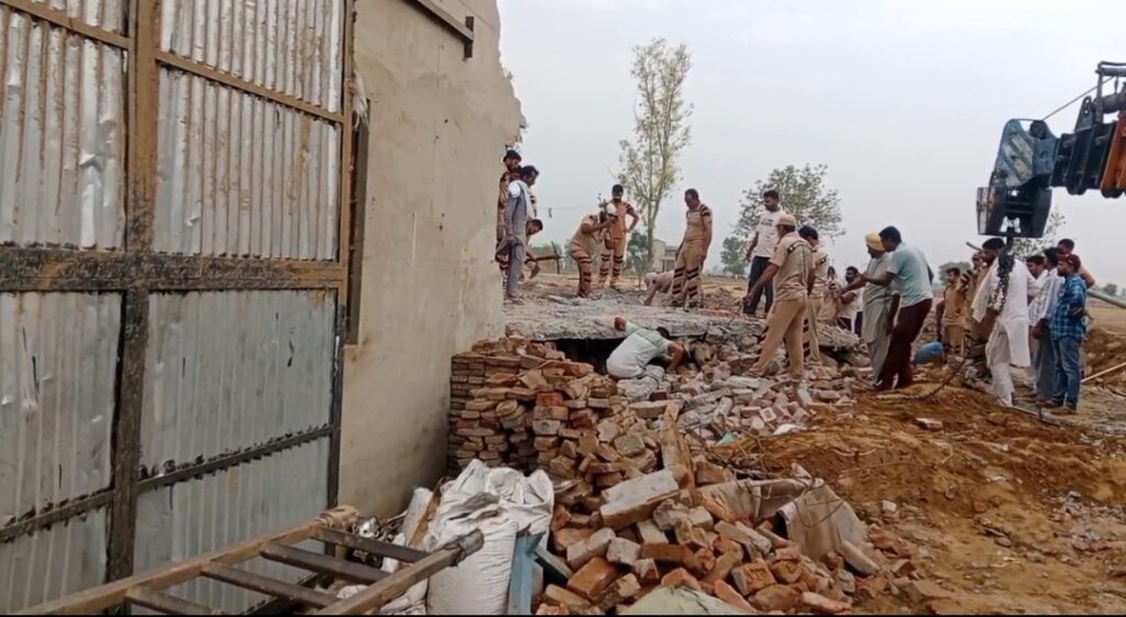 पटाखा फैक्ट्री में रात को धमाका: चार मजदूरों की दर्दनाक मौत, 27 घायल