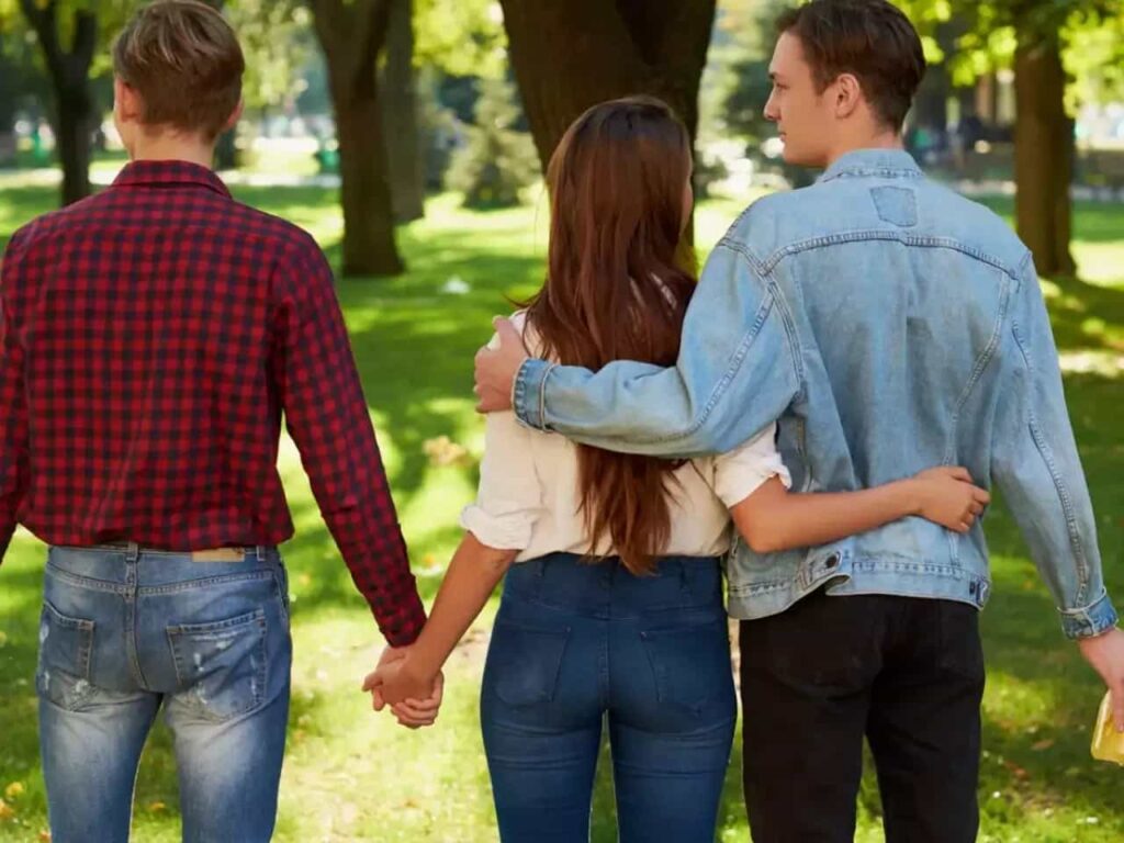 Boyfriend संग घूम रही पत्नी को दवोचा पति ने , फिर देखिए क्या हुआ?