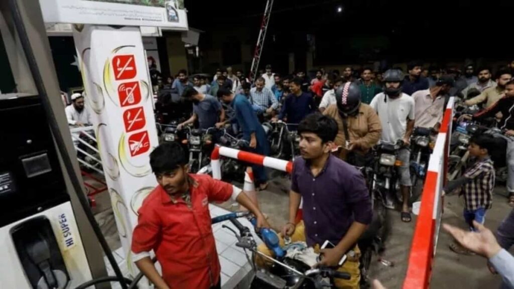Pakistan एक तरफ गरीबी की मार,दूसरी तरफ पेट्रोल और डीजल की कीमतों में बढ़ोतरी……PAK आवाम में मची हाहाकार