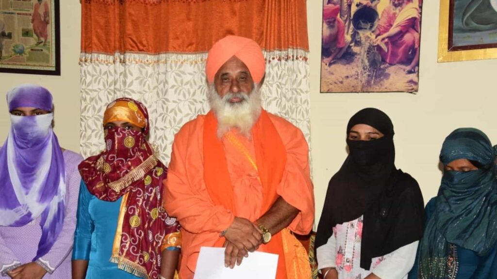 विदेशो में फंसी भारत वापस आई 4 लड़किया :  एजेंट द्वारा बेचीं गई थी मासूम लड़किया
