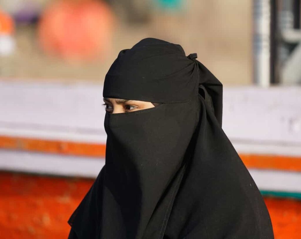 भरी कक्षा में शिक्षिका को दिया तीन तलाक, मारपीट करते हुए दहेज की मांग,जानिए पूरा मामला