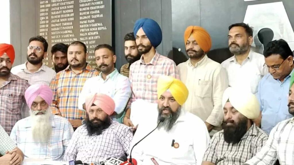 Punjab News : पटवारियों और कानूनगो की कलम छोड़ हड़ताल जारी, सीएम को दी चेतावनी,पढ़िए पूरी ख़बर