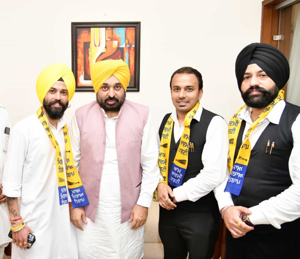 Jalandhar by-election: जालंधर में भाजपा को बड़ा झटका। भाजपा लीगल सैल के जर्नल सेक्रेटरी एडवोकेट रोबिन सेठी और बीजेपी स्पोर्ट्स सैल के जर्नल सेक्रेटरी जस्सा सिंह राम गढ़िया और शिरोमणि अकाली दल के लीगल सैल के दोआबा जॉन के प्रेजिडेंट एडवोकेट कमलप्रीत सिंह हुए आप में शामिल