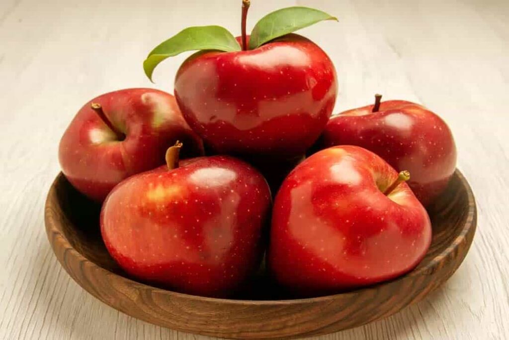 Benefits of Eating Apple:  जानें Apple खाने से कौन-कौन सी बीमारियां होंगी दूर, पढ़ें