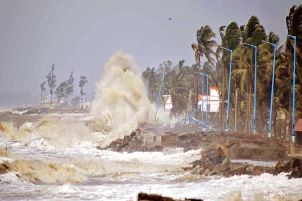 Cyclone Alert: तेजी से इन राज्यों में दस्तक देगा चक्रवाती तूफ़ान, 100-120 किलोमीटर प्रति घंटा चलेगी हवाएं,  Alert जारी