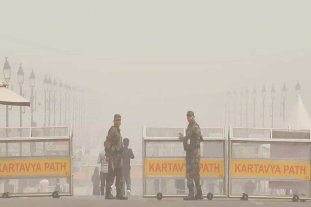 Delhi Pollution News: दिल्ली की हवा हुई जहरीली, GRAP -4 लागू, बंद हुए स्कूल, पढ़ें