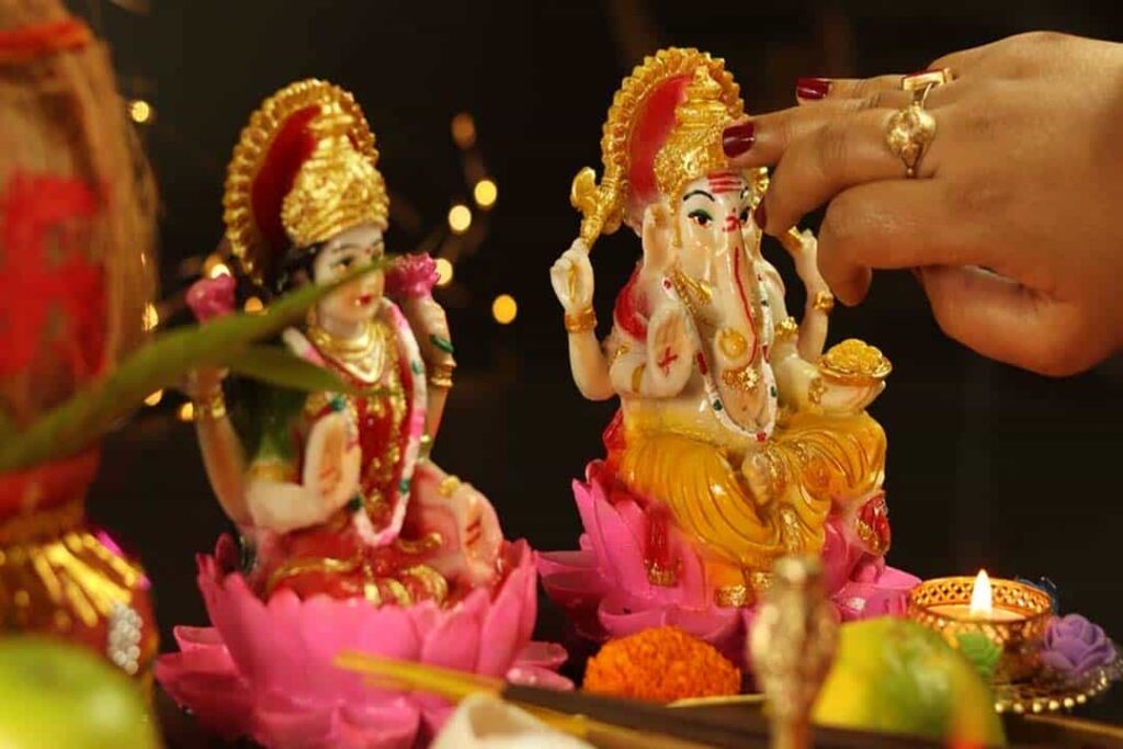 Diwali Lakshmi Puja: दिवाली पर माँ लक्ष्मी को प्रसन्न करने के लिए करें ऐसे पूजा, इस कलर के डालें वस्त्र, पढ़ें