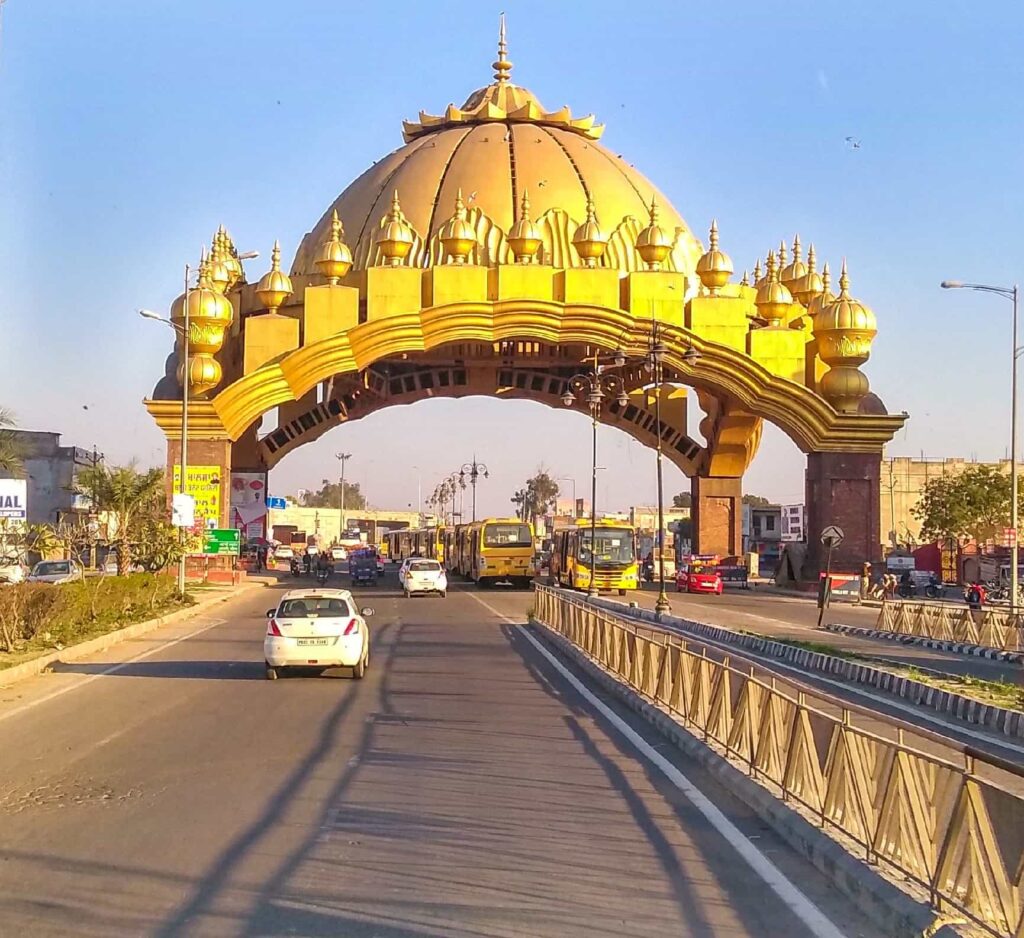Punjab News: अमृतसर Golden Gate के पास नाबालिंग युवक ने किया हवाई फायरिंग, जाने पूरा मामला