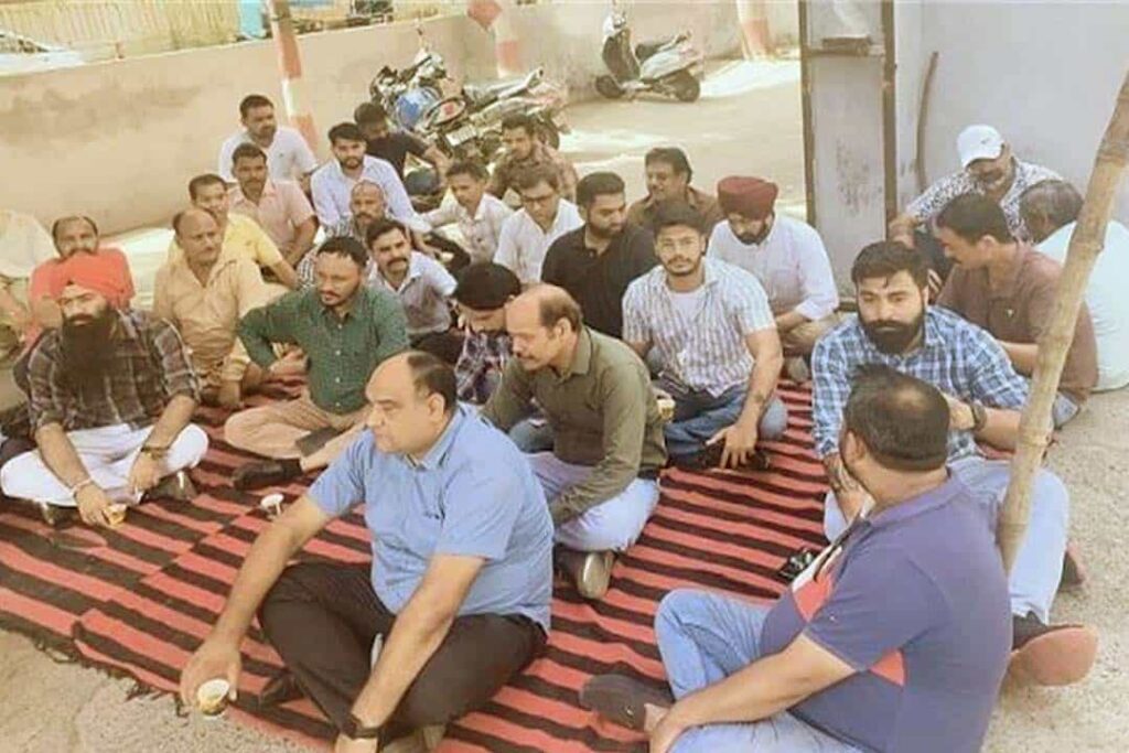 Jalandhar News: Improvement के कर्मचारी बैठे धरने पर, जानें क्या है मामला
