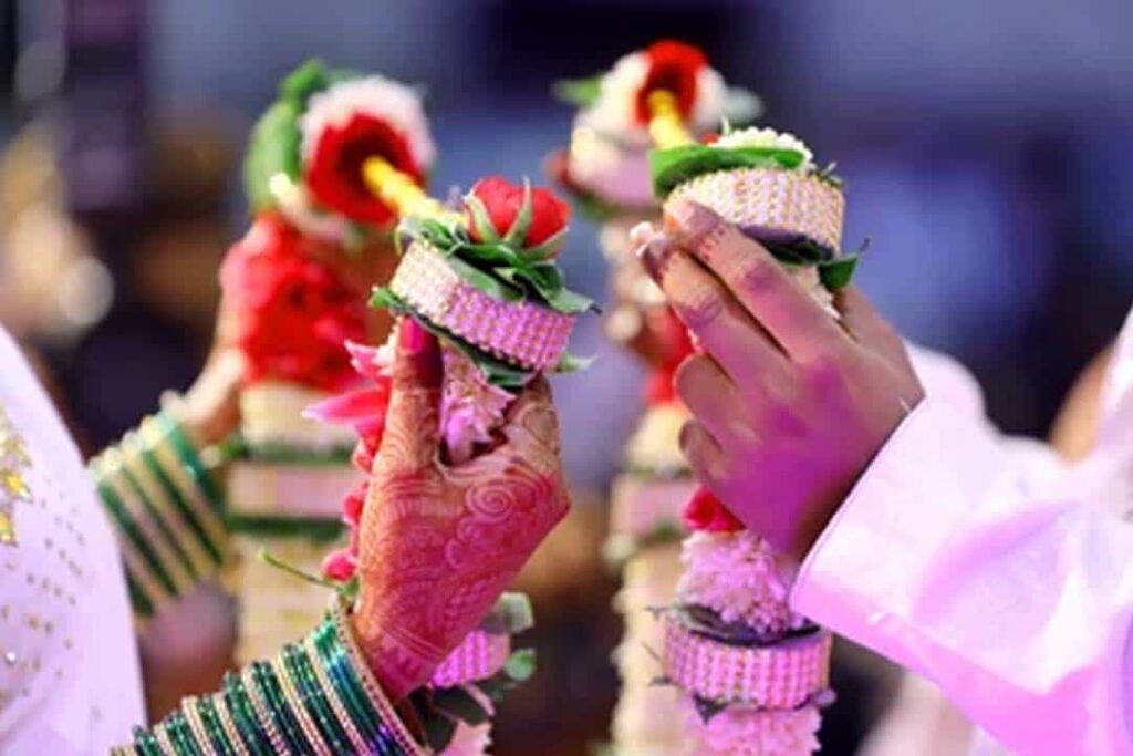 Groom dies on the wedding day: दूल्हे ने दुल्हन को डाला जयमाला, फिर हुई मृत्यु, जानें मामला