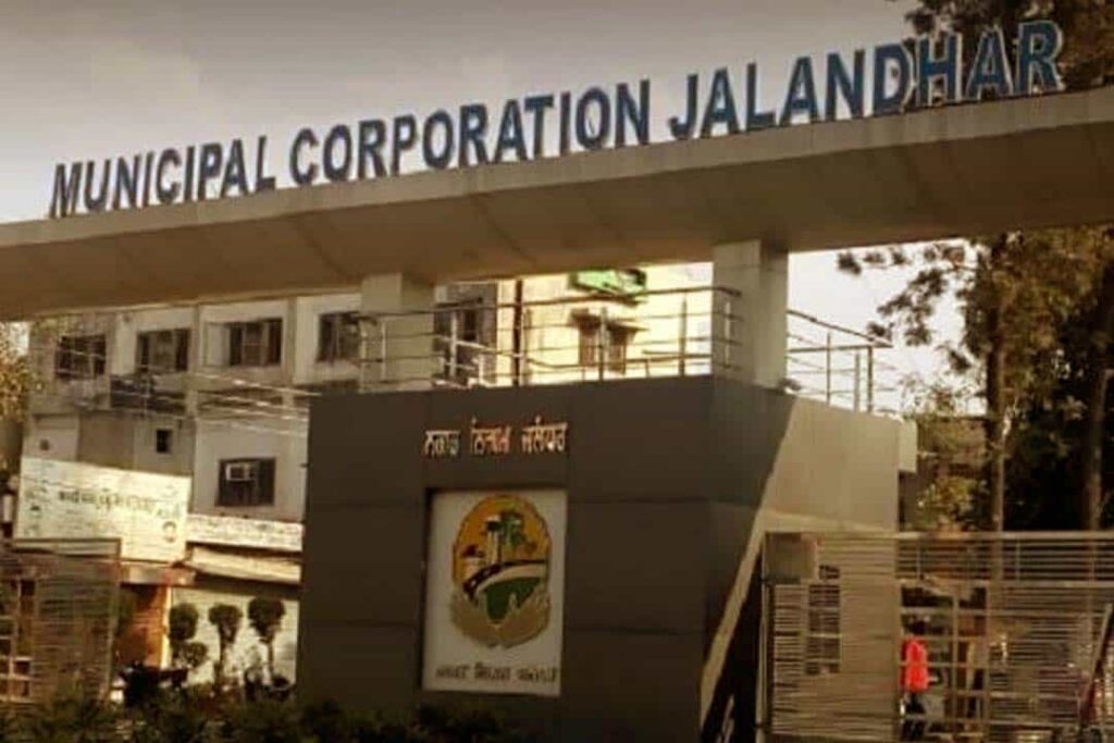 Jalandhar News: रैनक बाजार में नगर निगम की टीम ने की कार्रवाई