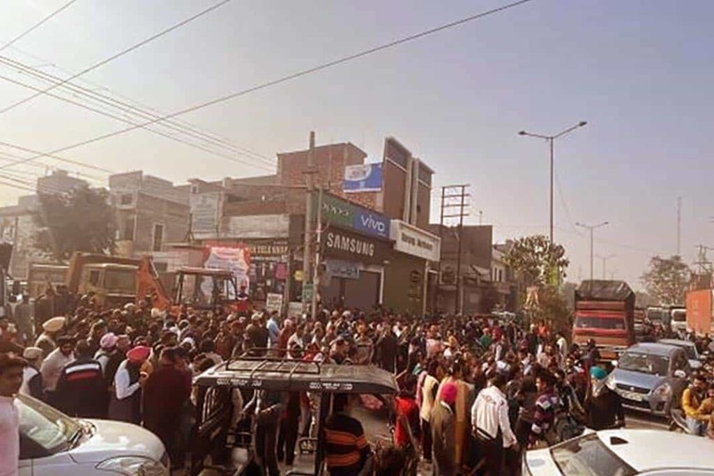 Ludhiana News: लुधियाना में सुबह-सुबह धरने पर बैठे लोग,जानें मामला