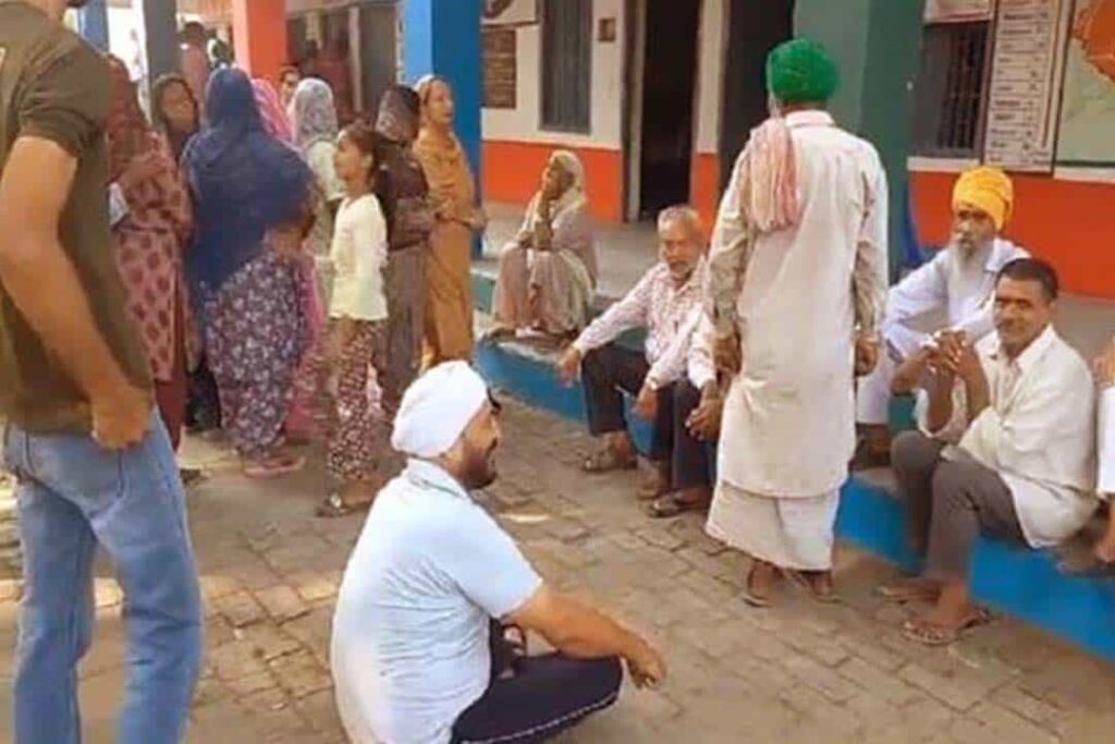 Punjab: पंजाब के इस पोलिंग बूथ के बाहर भारी हंगामा, जानें मामला