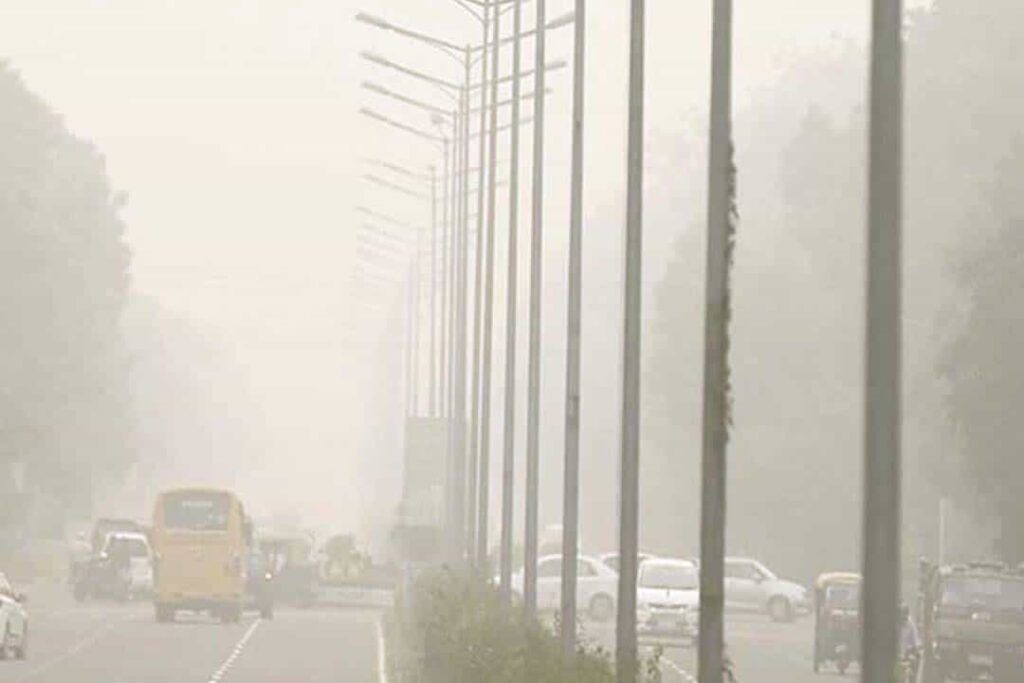 Chandigarh Pollution News: चंडीगढ़ में प्रदूषण से लोग हुए परेशान, AQI 300 से पार, बेहद ख़राब हुआ मौसम