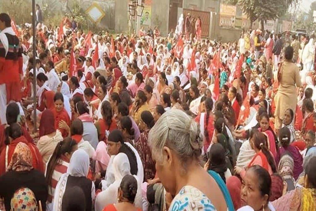 Ludhiana News: इस सांसद के घर के बाहर वर्करों द्वारा भारी रोष प्रदर्शन, जानें मामला
