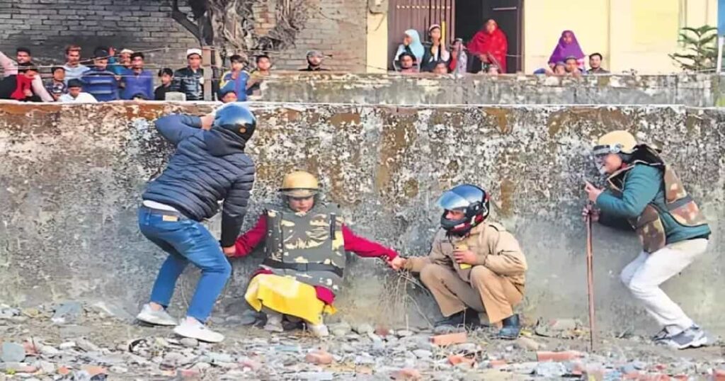 National Desk: एसडीएम ने घंटों दीवार के पीछे छिपकर बचाई अपनी जान