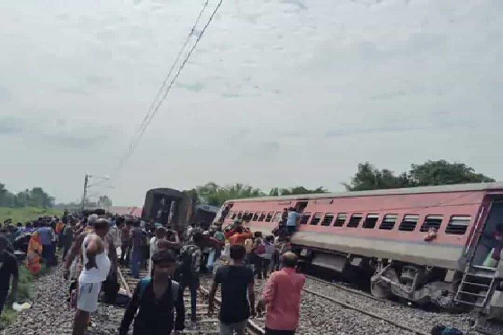 Dibrugarh Express: डिब्रूगढ़ एक्सप्रेस ट्रेन के साथ बड़ा हादसा, देखें तस्वीरें