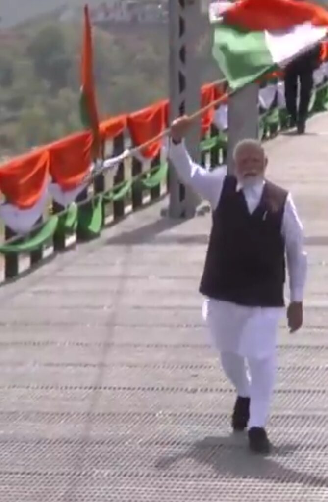 कश्मीर को मिला तेज़ रफ्तार विकास का तोहफा: PM मोदी ने चिनाब ब्रिज और वंदे भारत ट्रेन का किया उद्घाटन, कहा- पाकिस्तान पर बरसी कयामत