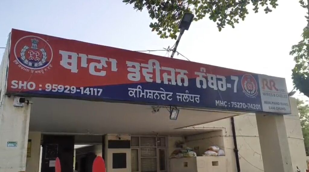 फ्रेंड्स ऐवेन्यू में घर में लॉकर से सोने की 6 चूड़ियां और 60 हजार रुपए चोरी, पुलिस को शिकायत