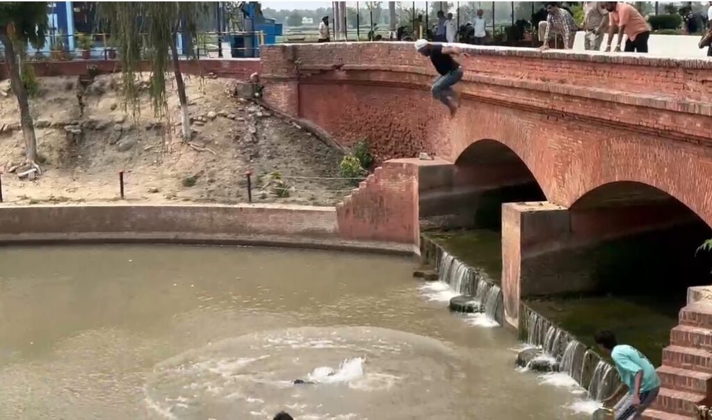 DSP ने दिखाई बहादुरी: नहर में कूदकर बचाई बेरोजगार टीचर की जान