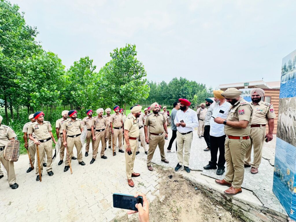 “नशे के खिलाफ युद्ध”: नशा तस्कर की अवैध इमारत पर चला बुलडोजर, पंचायत को सौंपी गई जमीन