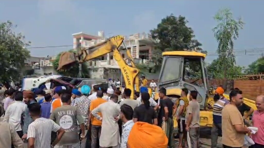 तेज रफ्तार का कहर: होशियारपुर में बस पलटी, 4 की मौत, 20 से ज्यादा घायल