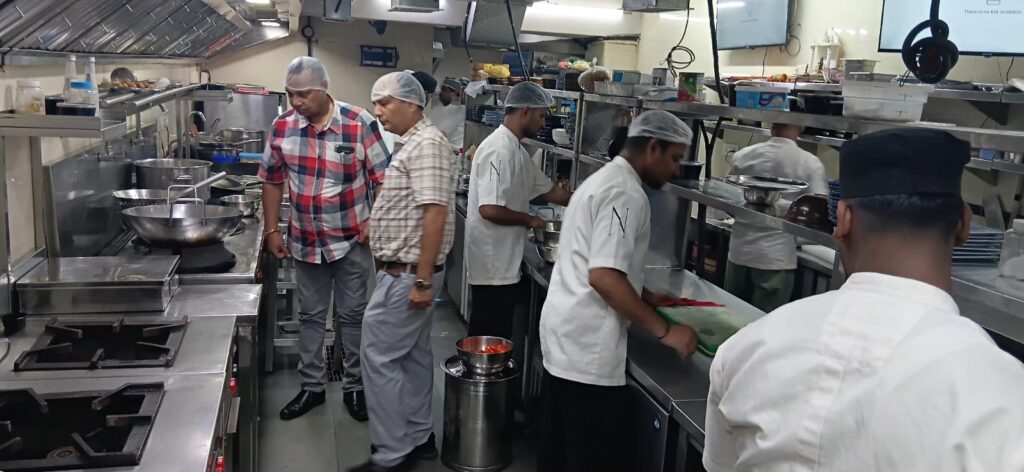 नोटोरियस क्लब में खाद्य सुरक्षा टीम की छापेमारी: दो खाद्य नमूने जांच के लिए भेजे गए