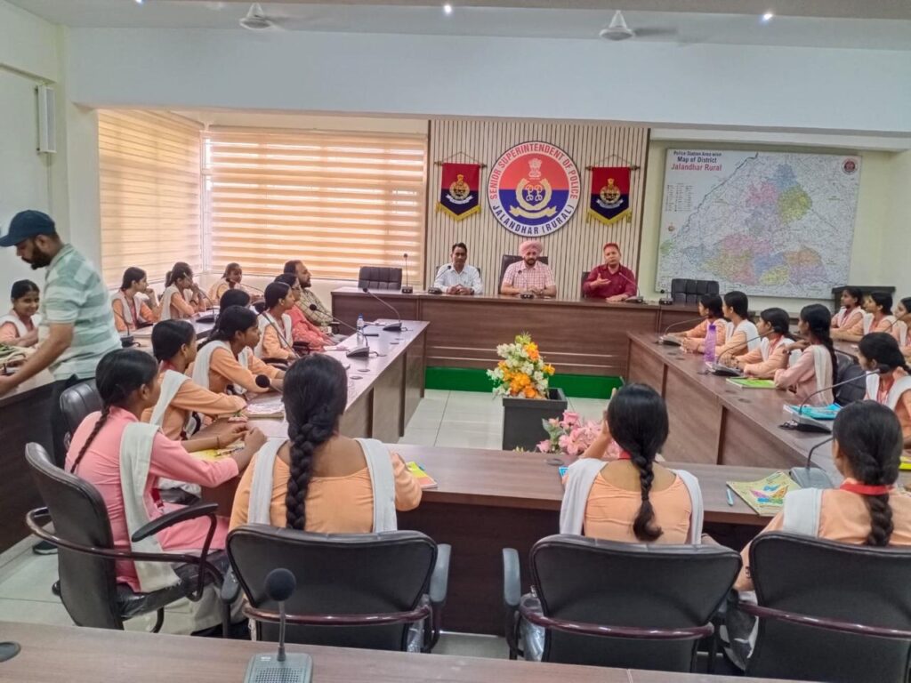 नेहरू गार्डन स्कूल के छात्रों ने किया एसएसपी कार्यालय जालंधर ग्रामीण का दौरा