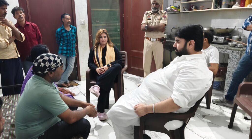 आप नेताओं के प्रयास से 13 साल की बच्ची बरामद, अपहरण कर किया था रेप।* *बहराईच से पुलिस ने किया बरामद।* *आप नेता काकू अहलूवालिया और पूजा सिंह बोले आरोपी को भी करवाया जाएगा गिरफ्तार।*