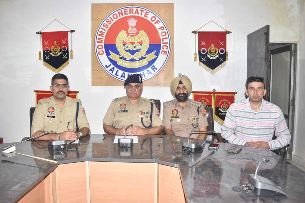 205 ग्राम कोकीन, 2 किलो चरस, 20 ग्राम आईस, 22 ग्राम एलएसडी टैबलेट, 2 गैर-कानूनी हथियार और 5 जिंदा राउंड बरामद