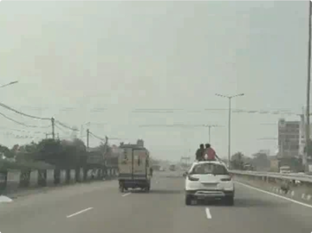 जालंधर हाईवे पर खतरनाक स्टंट: दौड़ती कार के सनरूफ से बाहर निकले बच्चे, 15 किलोमीटर तक चलता रहा खेल — पुलिस ने लगाई फटकार, 5 हजार का चालान