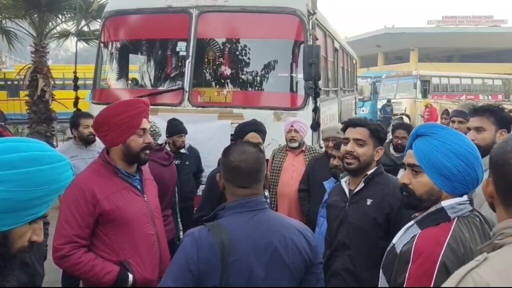 पंजाब रोडवेज कर्मचारियों का चक्का जाम: यूनियन नेताओं की गिरफ्तारी के बाद बस स्टैंड अनिश्चितकाल के लिए बंद, पटियाला में पुलिस का लाठीचार्ज