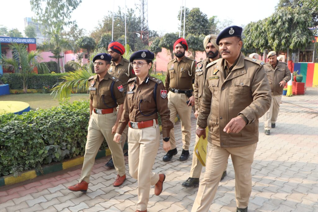 टिपर_फायरिंग_केस_सुलझा: जालंधर_पुलिस का सख्त एक्शन, जीरो_टॉलरेंस का संदेश; सीपी पहुंची पोलिंग बूथों पर- मतदाताओं से बातचीत कर गोलीकांड कार्रवाई की दी जानकारी