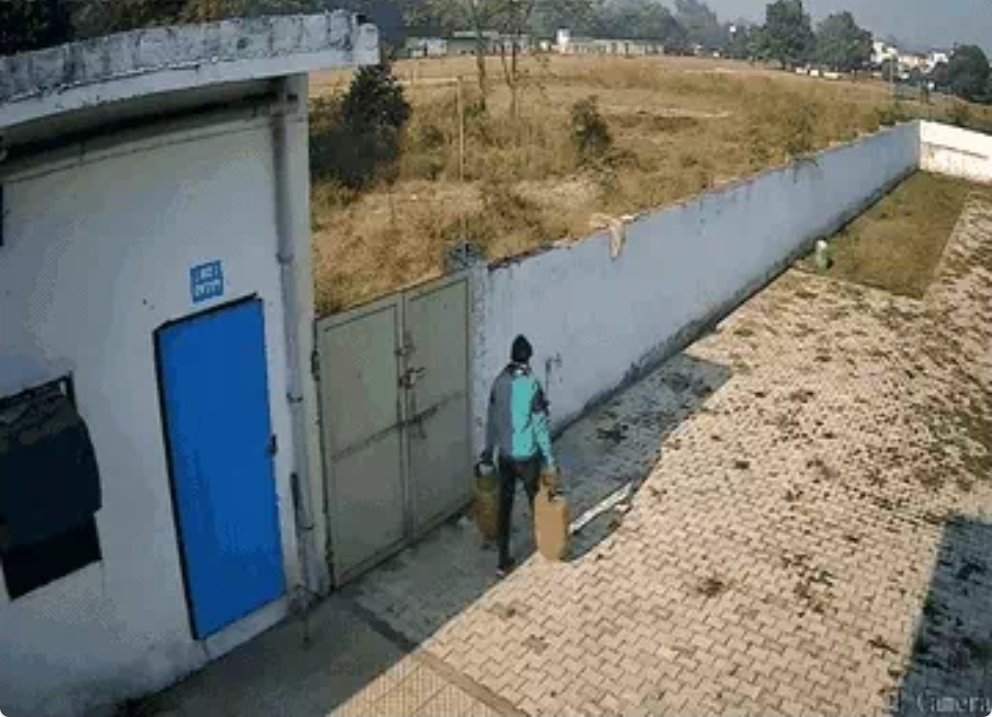 जालंधर DAV कॉलेज में चोरी का खुलासा: CCTV में कैद चोर दो दिन दीवार फांदकर ले गया मोटरें और सिलेंडर, पुलिस ने किया गिरफ्तार