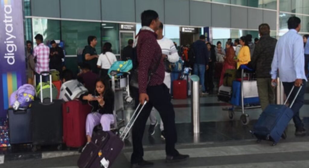 दिल्ली-अहमदाबाद एयरपोर्ट पर हड़कंप: 19 उड़ानें रद्द, यात्रियों की मुश्किलें बढ़ीं